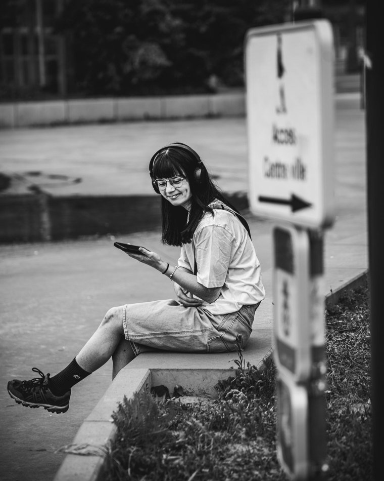 Jeune femme assise sur un banc de nuit
