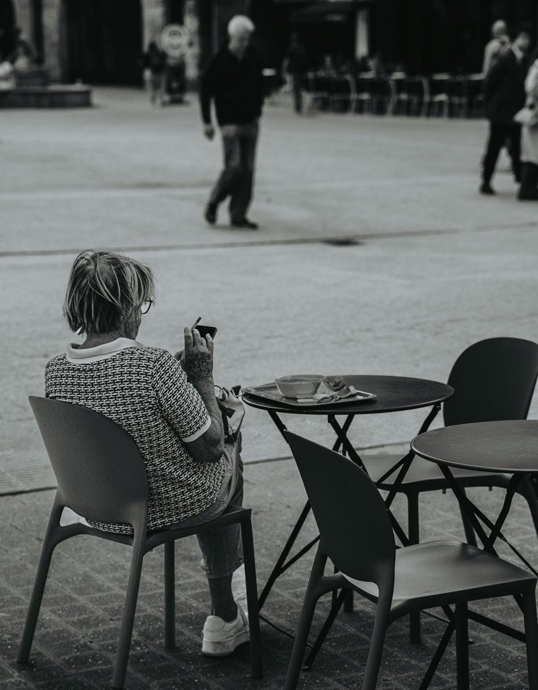 Personne assise seule à une table de café