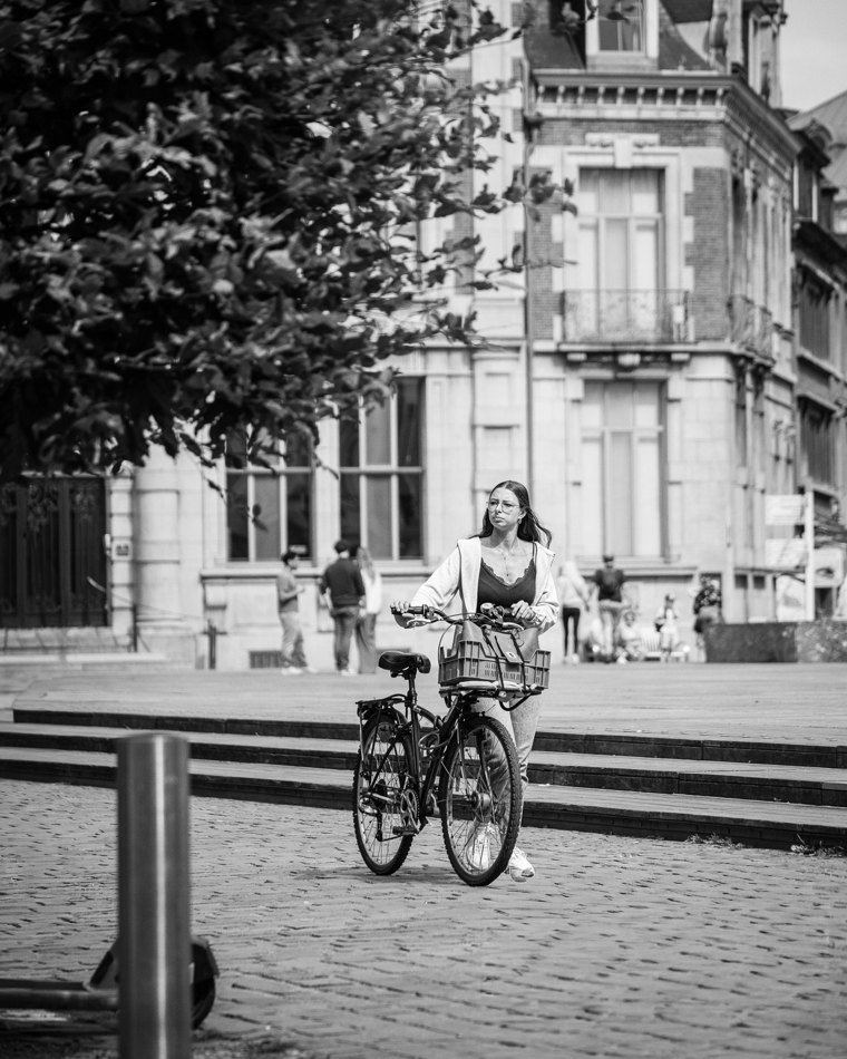 Cycliste traversant un espace minéral