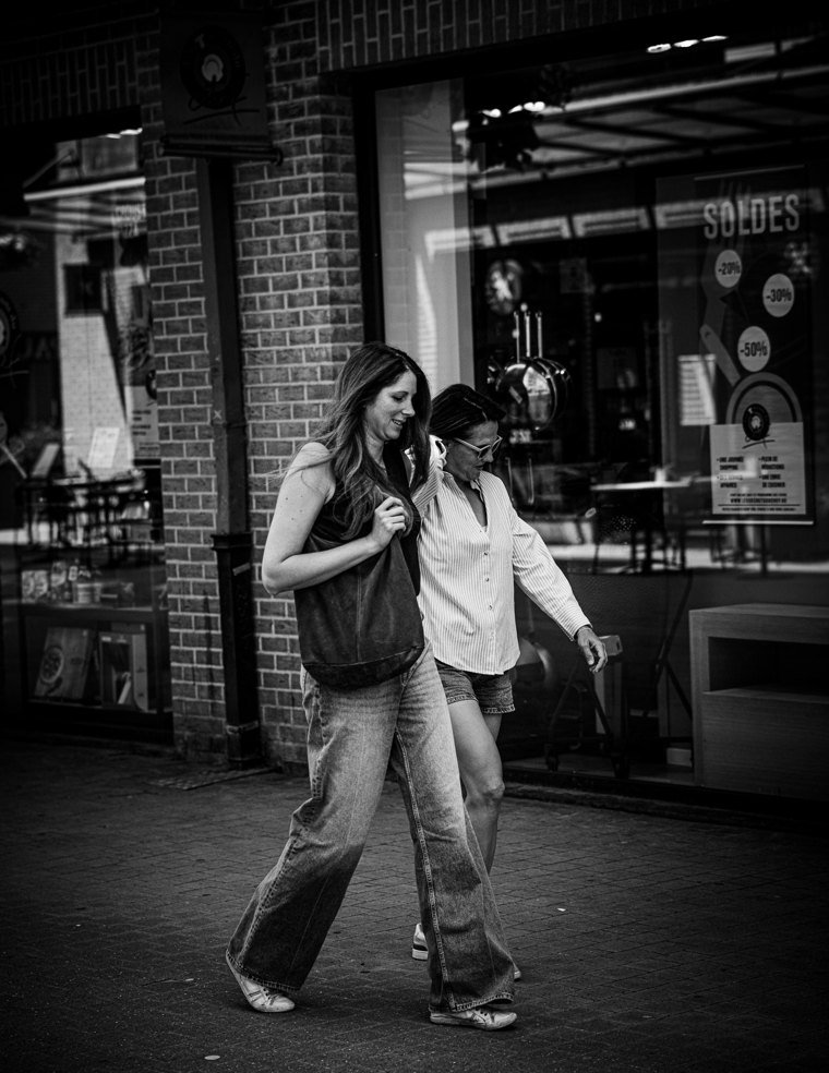 Étreinte dans la rue à côté d’un grand bac