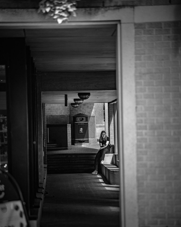 Personne cadrée dans une ouverture éclairée