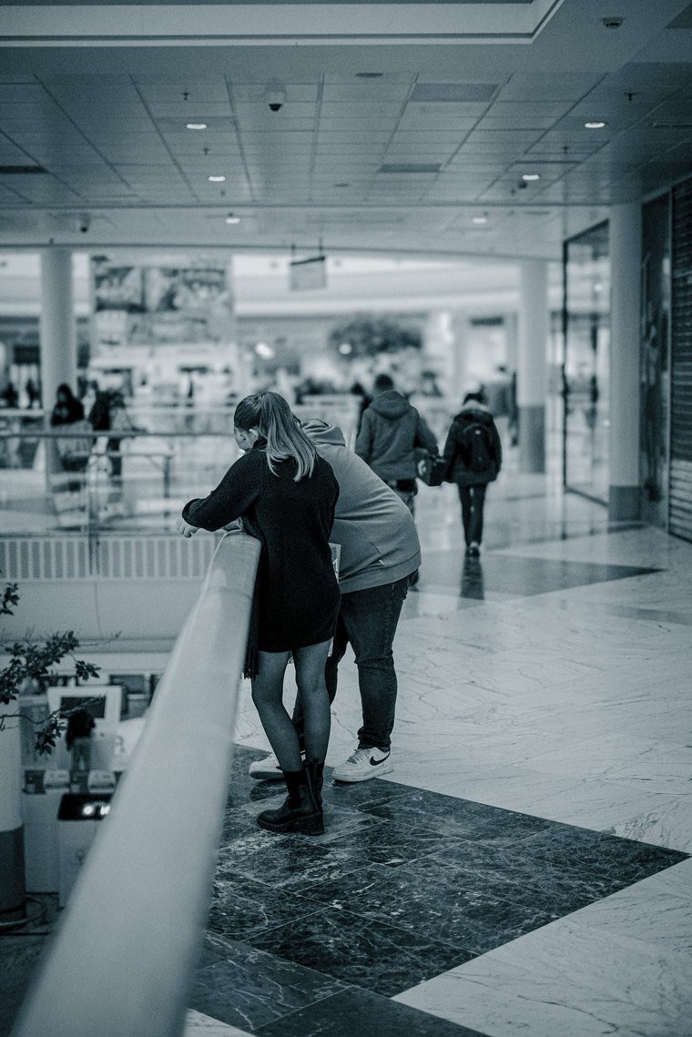 Silhouette isolée dans un corridor intérieur