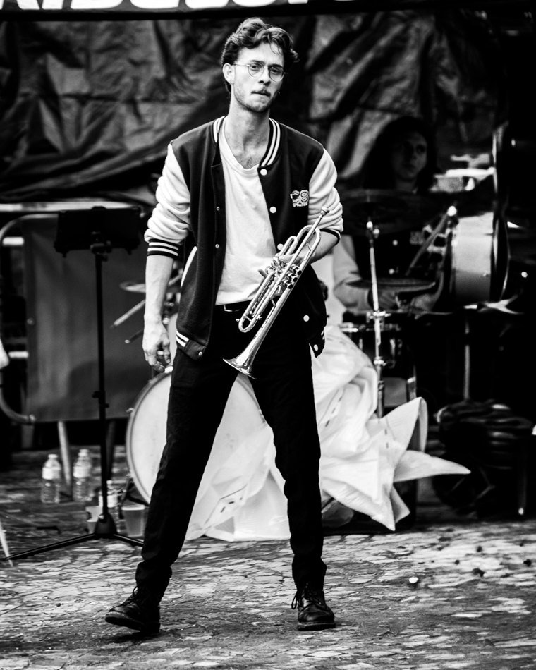 Saxophoniste sur scène en noir et blanc