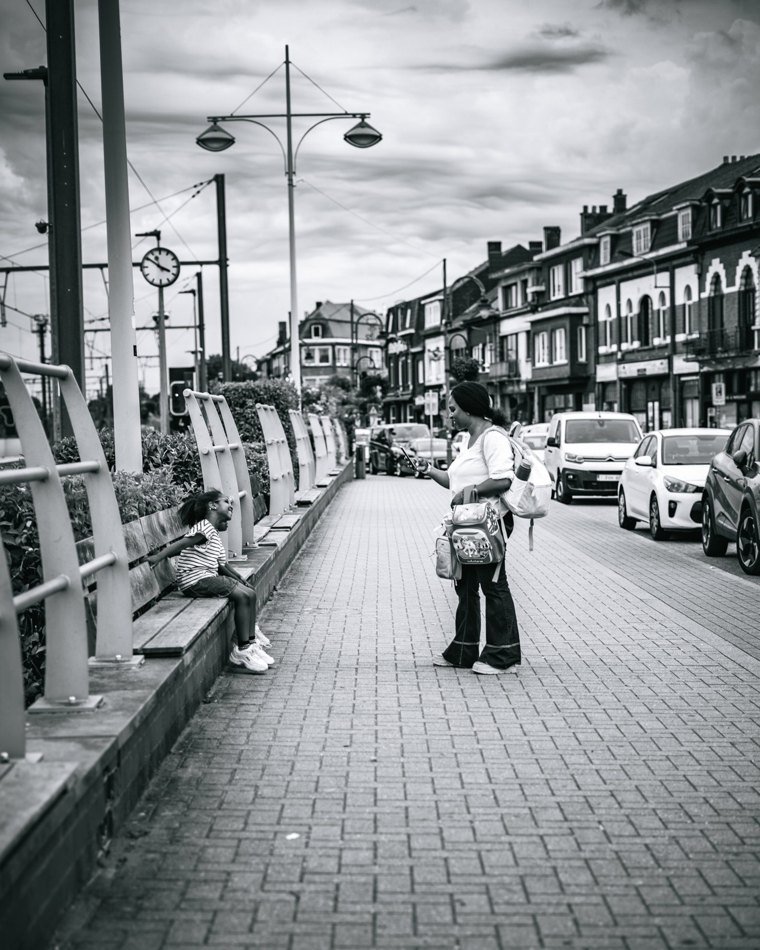 Figure solitaire avançant sur un trottoir urbain
