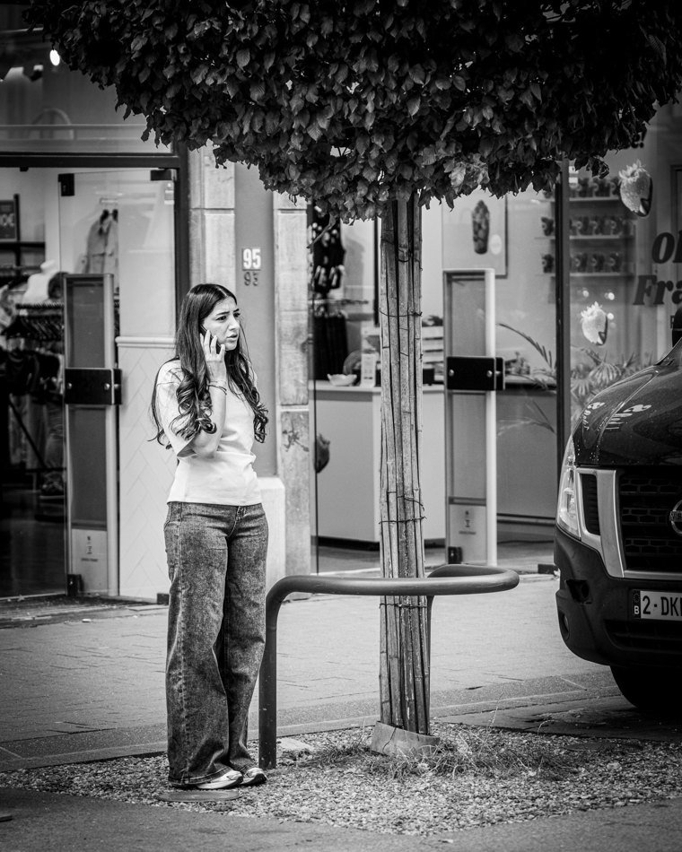 Figure debout sous une lumière urbaine