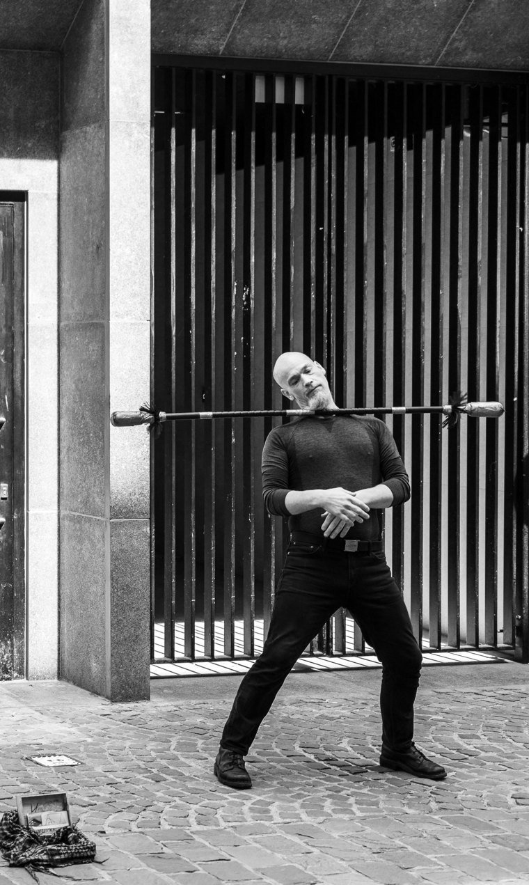 Piéton avançant devant un mur de lignes verticales