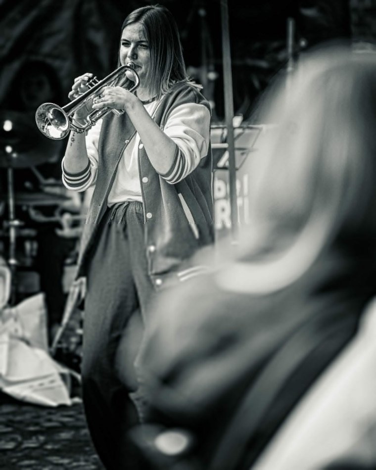 Trompettiste en performance vue à travers la foule