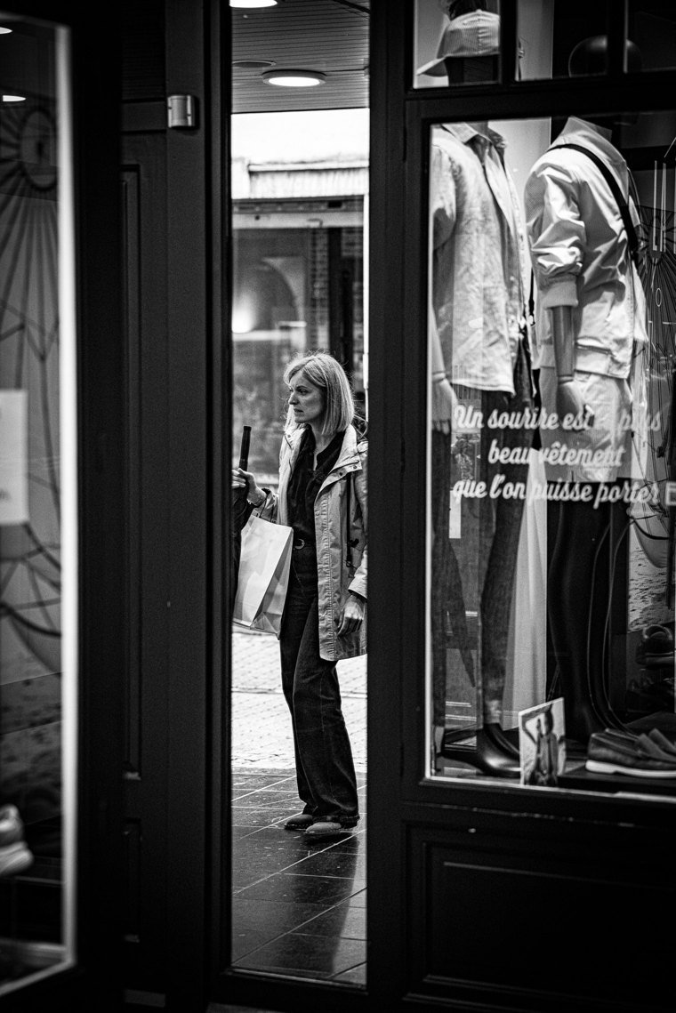 Silhouette dans une vitrine et un jeu de reflets